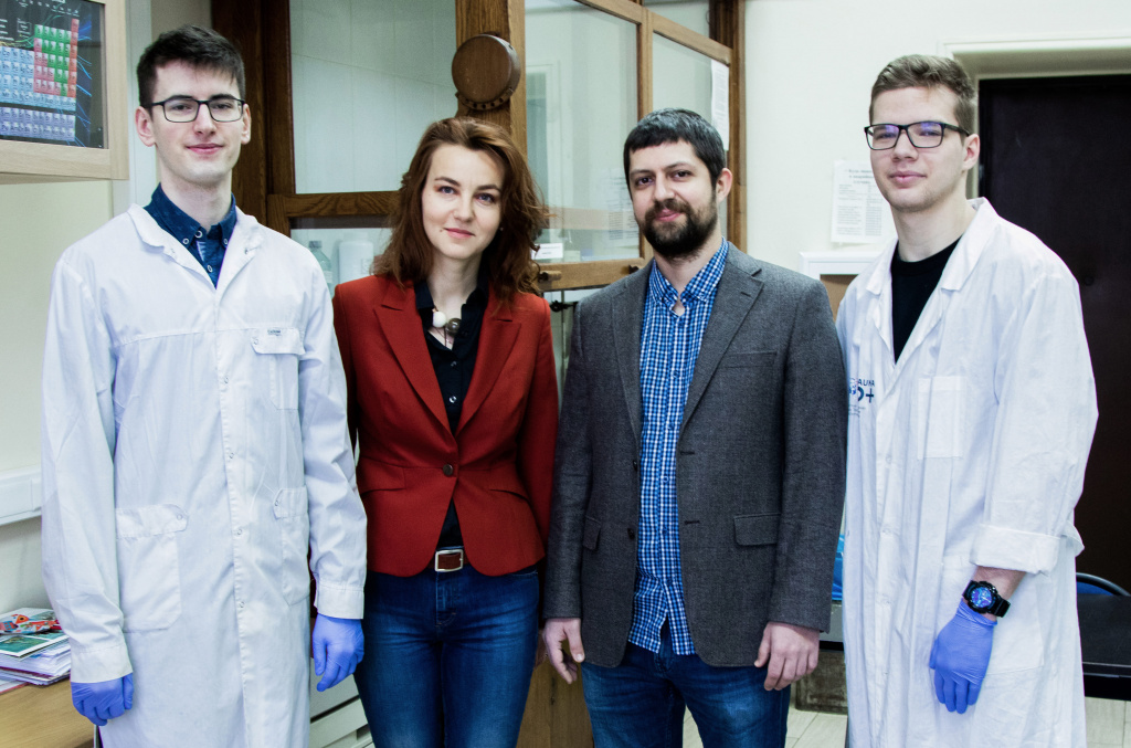 Авторы работы - сотрудник химического факультета МГУ Артем Макаревич и доцент факультета наук о материалах МГУ Ольга Бойцова со студентами.Александра Кучерова/МГУ